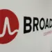 Logo Broadcom, raksasa semikonduktor yang mencatatkan lonjakan pendapatan fantastis dari sektor kecerdasan buatan.