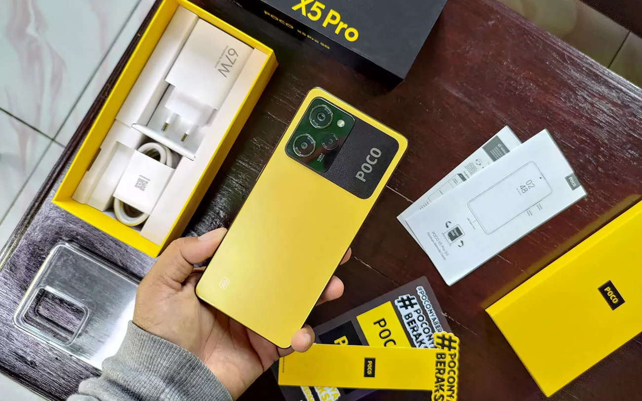 Paket penjualan dan desain bodi belakang smartphone HP Xiaomi POCO X5 Pro 5G berwarna kuning dengan chipset Snapdragon.