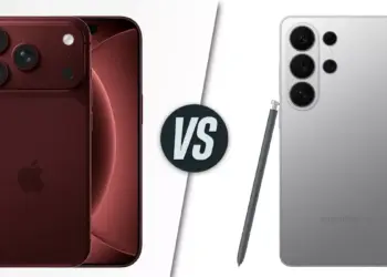 Komparasi desain belakang iPhone 18 Pro Max warna merah marun dan Samsung Galaxy S26 Ultra warna perak lengkap dengan S Pen.
