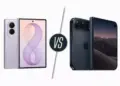 Komparasi smartphone lipat iPhone Duo warna hitam dan Samsung Galaxy Z Fold8 warna ungu lavender dengan logo VS di tengah.