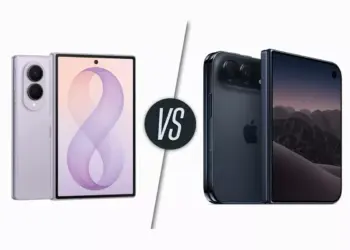 Komparasi smartphone lipat iPhone Duo warna hitam dan Samsung Galaxy Z Fold8 warna ungu lavender dengan logo VS di tengah.