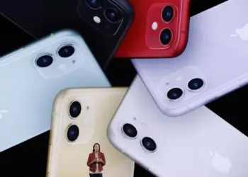 Berbagai pilihan warna unit iPhone bekas dual camera seperti merah, ungu, kuning, dan hijau pastel tampak dari bagian belakang.
