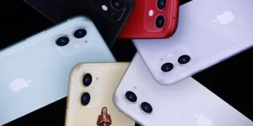 Berbagai pilihan warna unit iPhone bekas dual camera seperti merah, ungu, kuning, dan hijau pastel tampak dari bagian belakang.