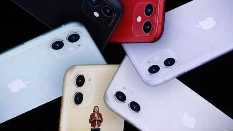 Berbagai pilihan warna unit iPhone bekas dual camera seperti merah, ungu, kuning, dan hijau pastel tampak dari bagian belakang.