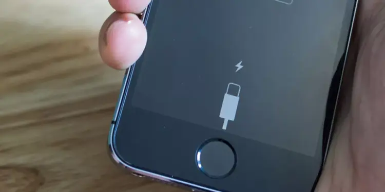 Layar iPhone boros baterai menunjukkan ikon baterai lemah dan meminta pengisian daya.