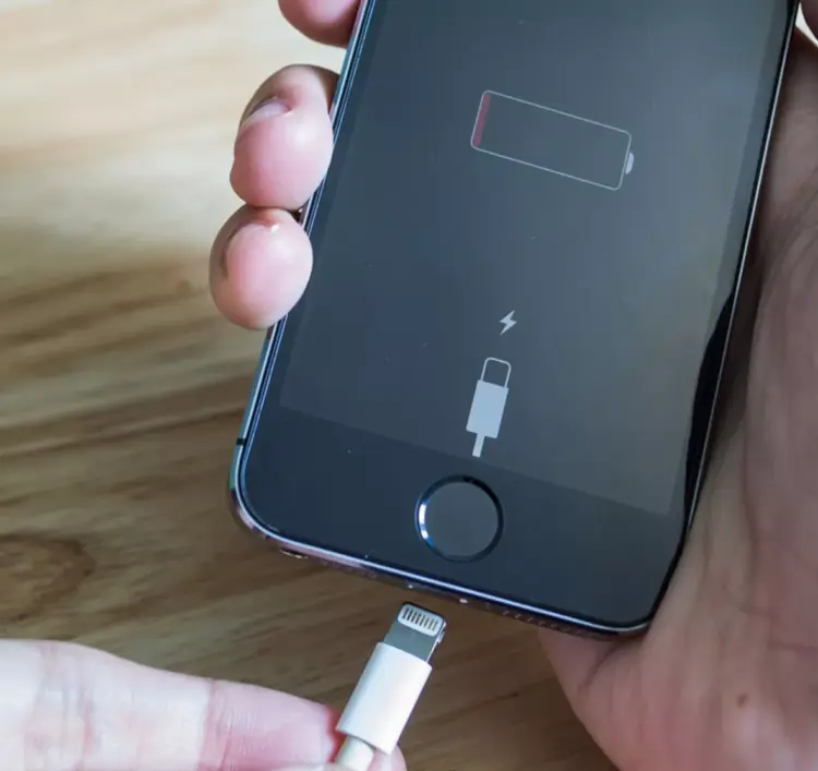 Layar iPhone boros baterai menunjukkan ikon baterai lemah dan meminta pengisian daya.