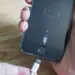 Layar iPhone boros baterai menunjukkan ikon baterai lemah dan meminta pengisian daya.
