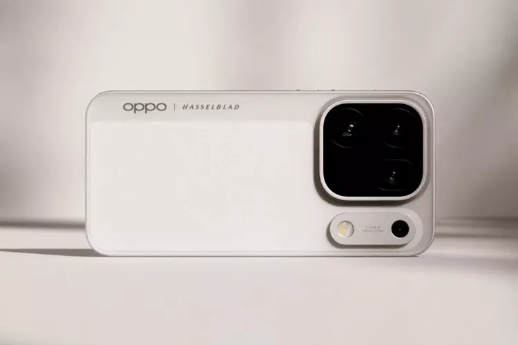 Tampilan bodi belakang OPPO Find X10 Pro Max warna putih dengan modul kamera besar Hasselblad dan sistem sensor Lumo.
