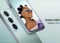 tiga kamera belakang dan layar Samsung Galaxy S26 FE yang didukung fitur Galaxy AI.