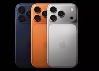 Tiga varian warna iPhone 17 Pro dengan modul kamera memanjang horizontal tampak belakang.