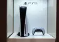 Pajangan unit PS5 edisi standar di etalase resmi yang menarik perhatian para gamer di tengah lonjakan harga.
