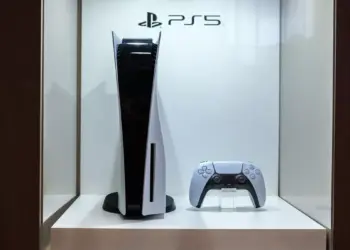 Pajangan unit PS5 edisi standar di etalase resmi yang menarik perhatian para gamer di tengah lonjakan harga.