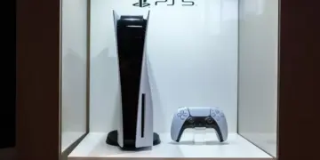 Pajangan unit PS5 edisi standar di etalase resmi yang menarik perhatian para gamer di tengah lonjakan harga.