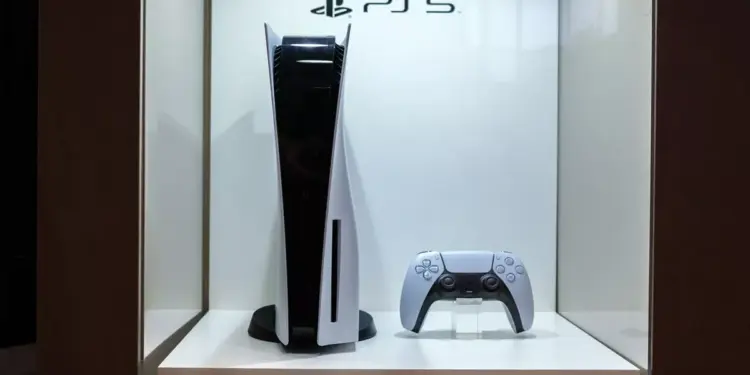 Pajangan unit PS5 edisi standar di etalase resmi yang menarik perhatian para gamer di tengah lonjakan harga.