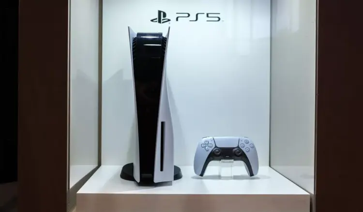 Pajangan unit PS5 edisi standar di etalase resmi yang menarik perhatian para gamer di tengah lonjakan harga.