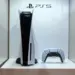 Pajangan unit PS5 edisi standar di etalase resmi yang menarik perhatian para gamer di tengah lonjakan harga.
