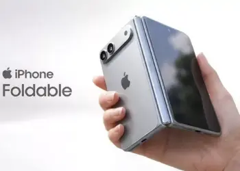 Seseorang memegang purwarupa iPhone lipat perak yang setengah terbuka, menampilkan logo Apple dan teks "iPhone Foldable," menunggu konfirmasi di Apple Event.