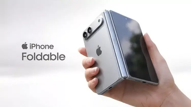 Seseorang memegang purwarupa iPhone lipat perak yang setengah terbuka, menampilkan logo Apple dan teks "iPhone Foldable," menunggu konfirmasi di Apple Event.