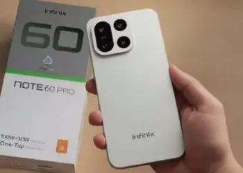 Tangan memegang smartphone Infinix Note 60 Pro warna putih beserta kotak kemasannya.
