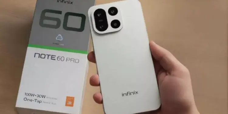 Tangan memegang smartphone Infinix Note 60 Pro warna putih beserta kotak kemasannya.