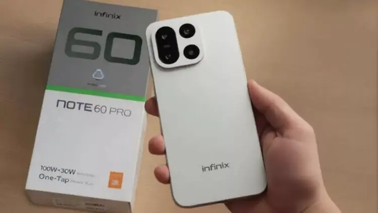Tangan memegang smartphone Infinix Note 60 Pro warna putih beserta kotak kemasannya.