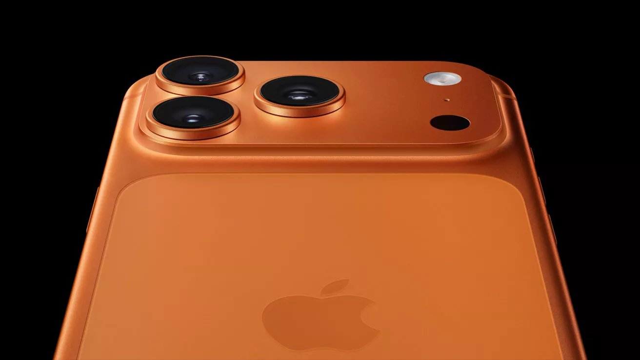 Close up modul kamera belakang iPhone 17 warna oranye tembaga dengan logo Apple.
