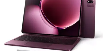 Detail sudut tablet Xiaomi Pad 9 dalam mode laptop dengan keyboard case ungu yang serasi.