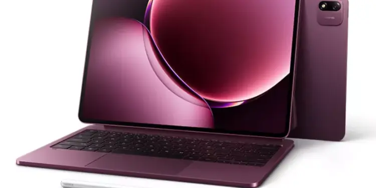 Detail sudut tablet Xiaomi Pad 9 dalam mode laptop dengan keyboard case ungu yang serasi.