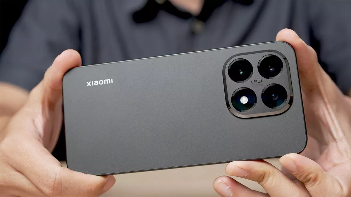 Seseorang memegang HP Xiaomi warna hitam dengan kamera berlogo Leica secara mendatar.