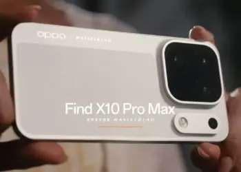 Smartphone OPPO Find X10 Pro Max dipegang dua tangan dengan teks tulisan Find X10 Pro Max Hasselblad.
