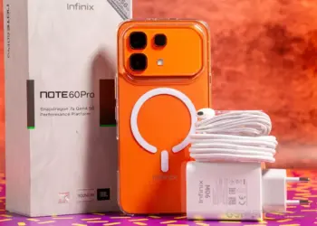 Paket penjualan Infinix Note 60 Pro warna oranye dengan charger 90W dan boks, rekomendasi HP 6 jutaan.
