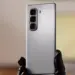Tampilan bodi belakang HP Infinix murah warna perak dengan tiga kamera vertikal yang dipegang tangan.