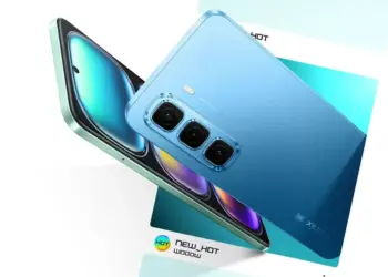Tampilan bodi depan dan belakang smartphone Infinix Hot warna biru cerah. HP Android Murah