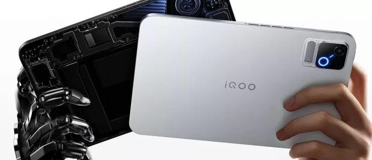 Bocoran desain bodi belakang tablet iQOO Pad Ultra warna perak dengan modul kamera futuristik dan aksen lampu LED.
