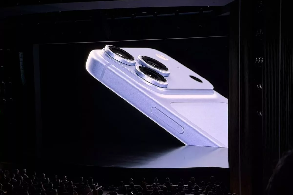 Presentasi panggung Apple menampilkan modul kamera iPhone 18 Pro dengan teknologi proteksi anti foto AI terbaru.