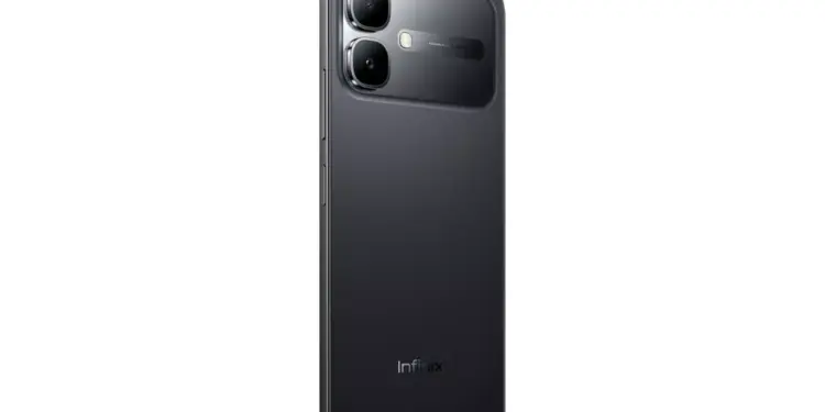 Desain bodi belakang HP murah Infinix terbaru berwarna hitam dengan modul kamera ganda.