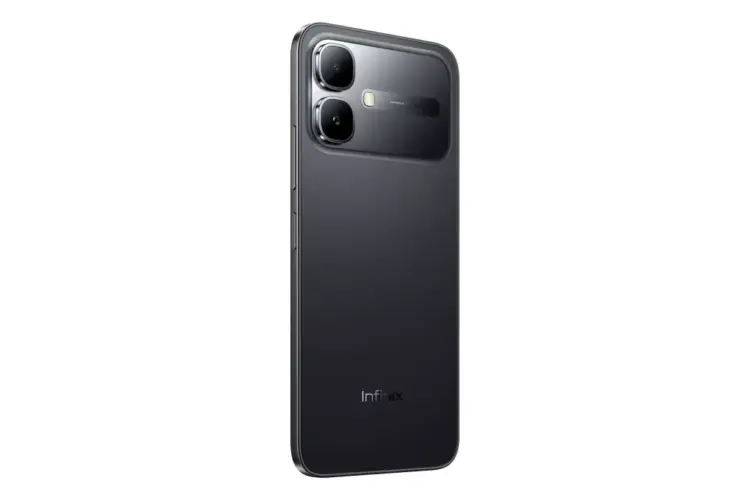 Desain bodi belakang HP murah Infinix terbaru berwarna hitam dengan modul kamera ganda.