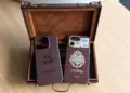 Casing dan bodi belakang Realme 16 Pro Edisi Harry Potter dengan logo Hogwarts di dalam kotak koper klasik.