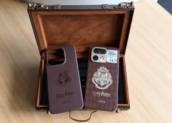 Casing dan bodi belakang Realme 16 Pro Edisi Harry Potter dengan logo Hogwarts di dalam kotak koper klasik.