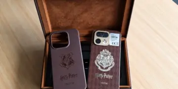 Casing dan bodi belakang Realme 16 Pro Edisi Harry Potter dengan logo Hogwarts di dalam kotak koper klasik.