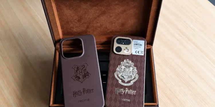 Casing dan bodi belakang Realme 16 Pro Edisi Harry Potter dengan logo Hogwarts di dalam kotak koper klasik.