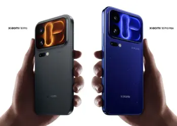 Dua genggaman tangan memegang bodi belakang Xiaomi 18 Pro abu-abu dan Xiaomi 18 Pro Max biru.