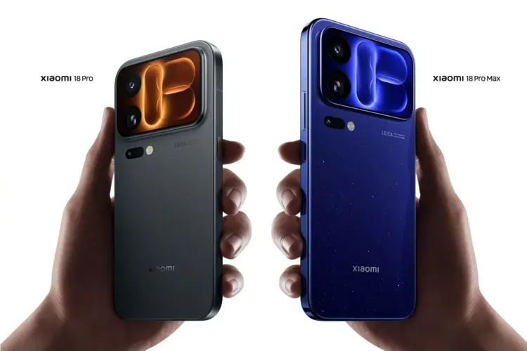 Dua genggaman tangan memegang bodi belakang Xiaomi 18 Pro abu-abu dan Xiaomi 18 Pro Max biru.