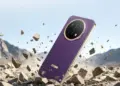 Desain bodi belakang HONOR X9e Pro warna ungu dengan bingkai emas di tengah efek pecahan batu.