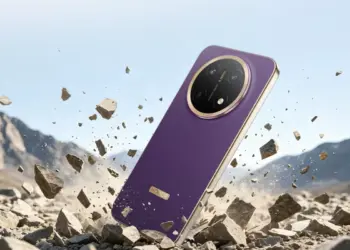 Desain bodi belakang HONOR X9e Pro warna ungu dengan bingkai emas di tengah efek pecahan batu.