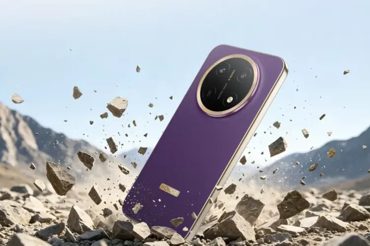Desain bodi belakang HONOR X9e Pro warna ungu dengan bingkai emas di tengah efek pecahan batu.