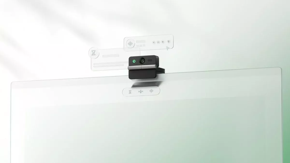 Webcam Obsbot Meet Flip terpasang di bagian atas monitor dengan lampu indikator LED hijau aktif dan fitur antarmuka mengambang.