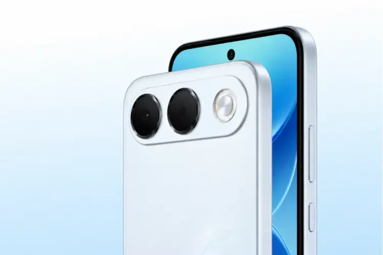 Modul kamera belakang OPPO A7 Pro warna perak dengan desain melengkung elegan mirip gaya iPhone Air.