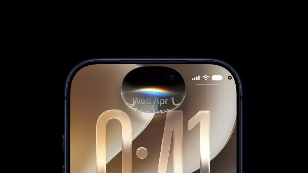 Tampilan layar kunci iPhone dengan Dynamic Island dan jam besar pada iOS 27.