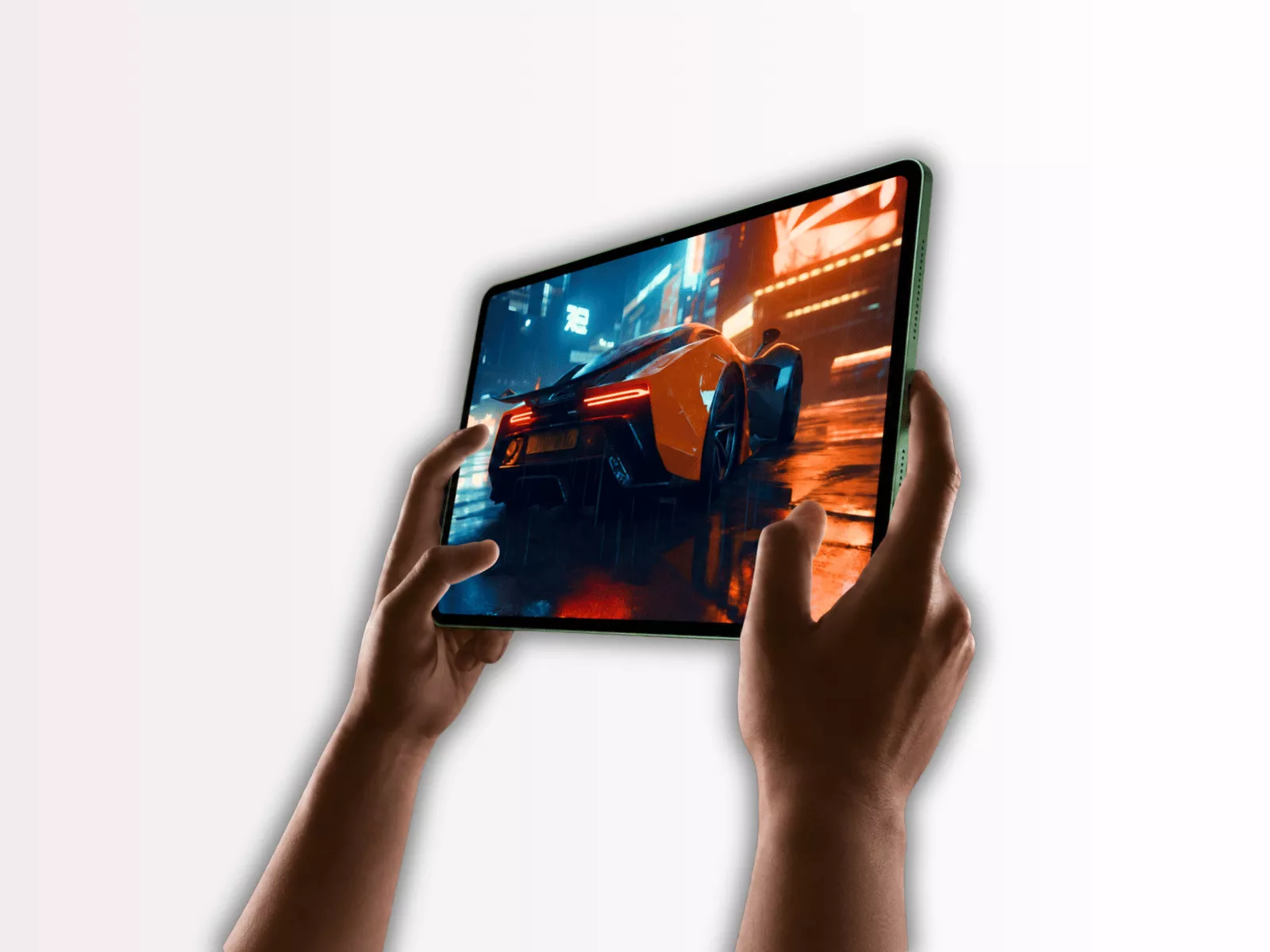 Pengguna memegang iQOO Pad Ultra secara horizontal saat bermain game balap dengan layar tajam dan bezel tipis.